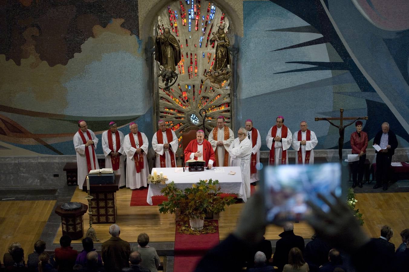 Los tres obispos vascos homenajean al centenario misionero Bittor Garaigordobil