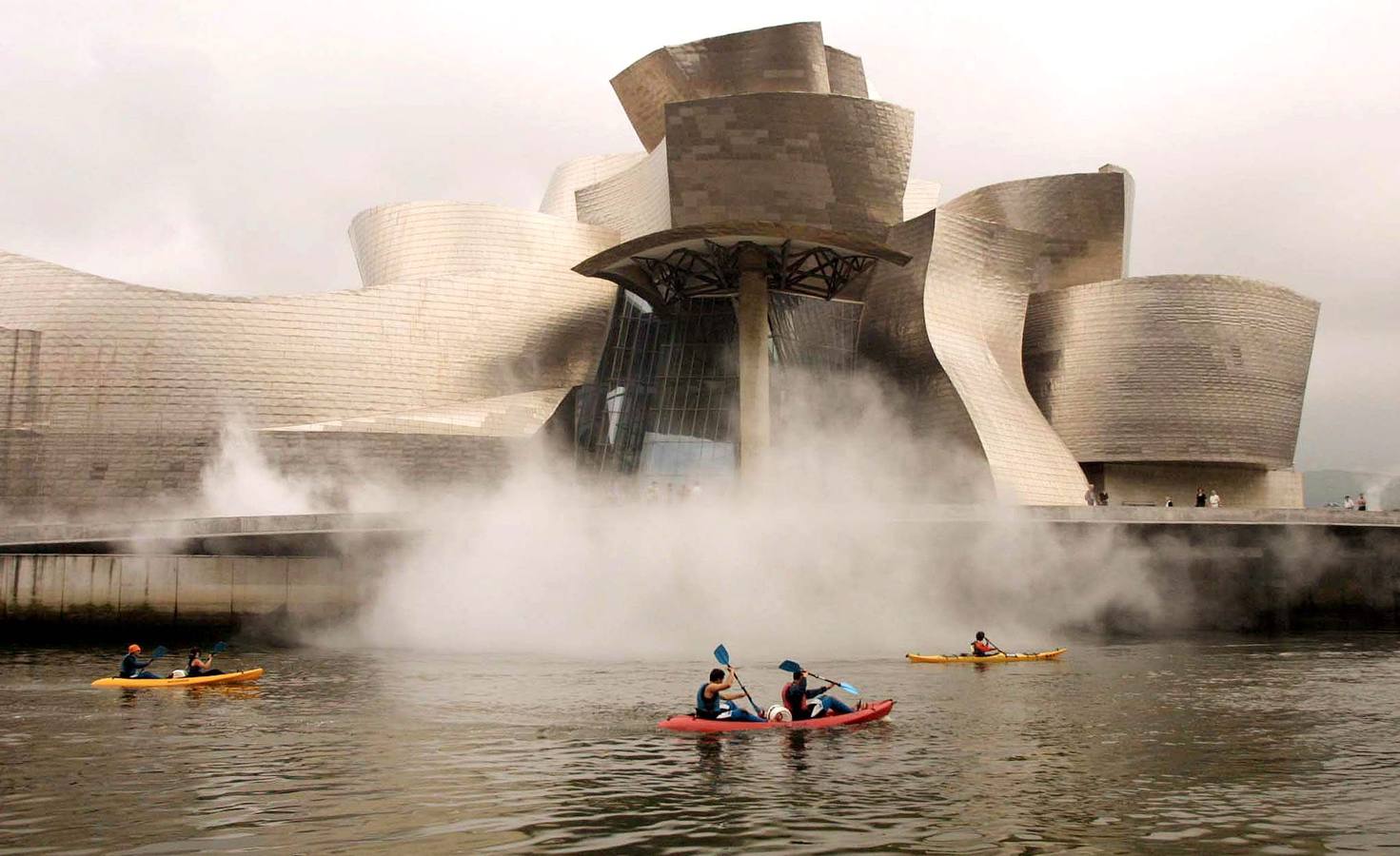 Varios kayaks navegan a la altura del museo.