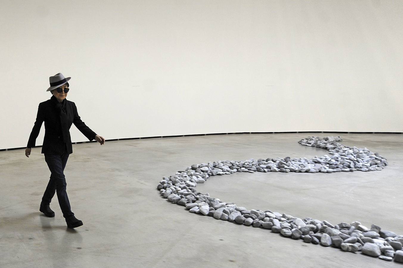 Yoko Ono muestra su exposición en 2014.