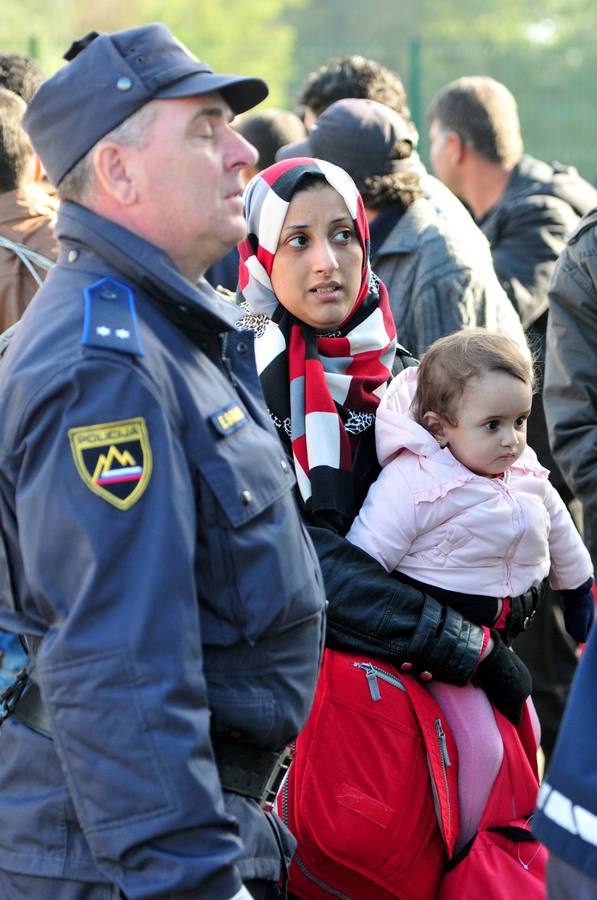 Refugiados caminan hacia la esperanza