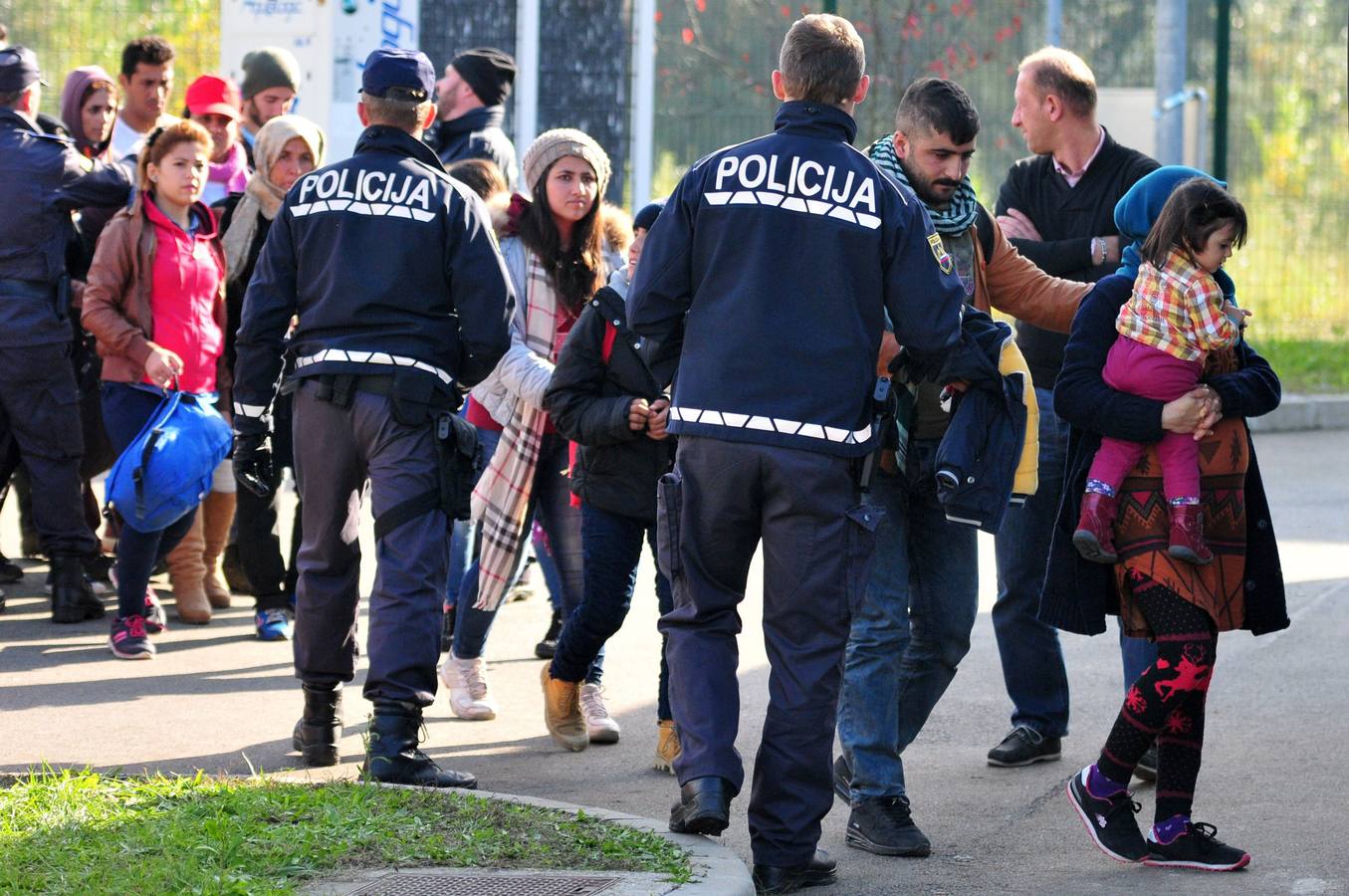 Refugiados caminan hacia la esperanza