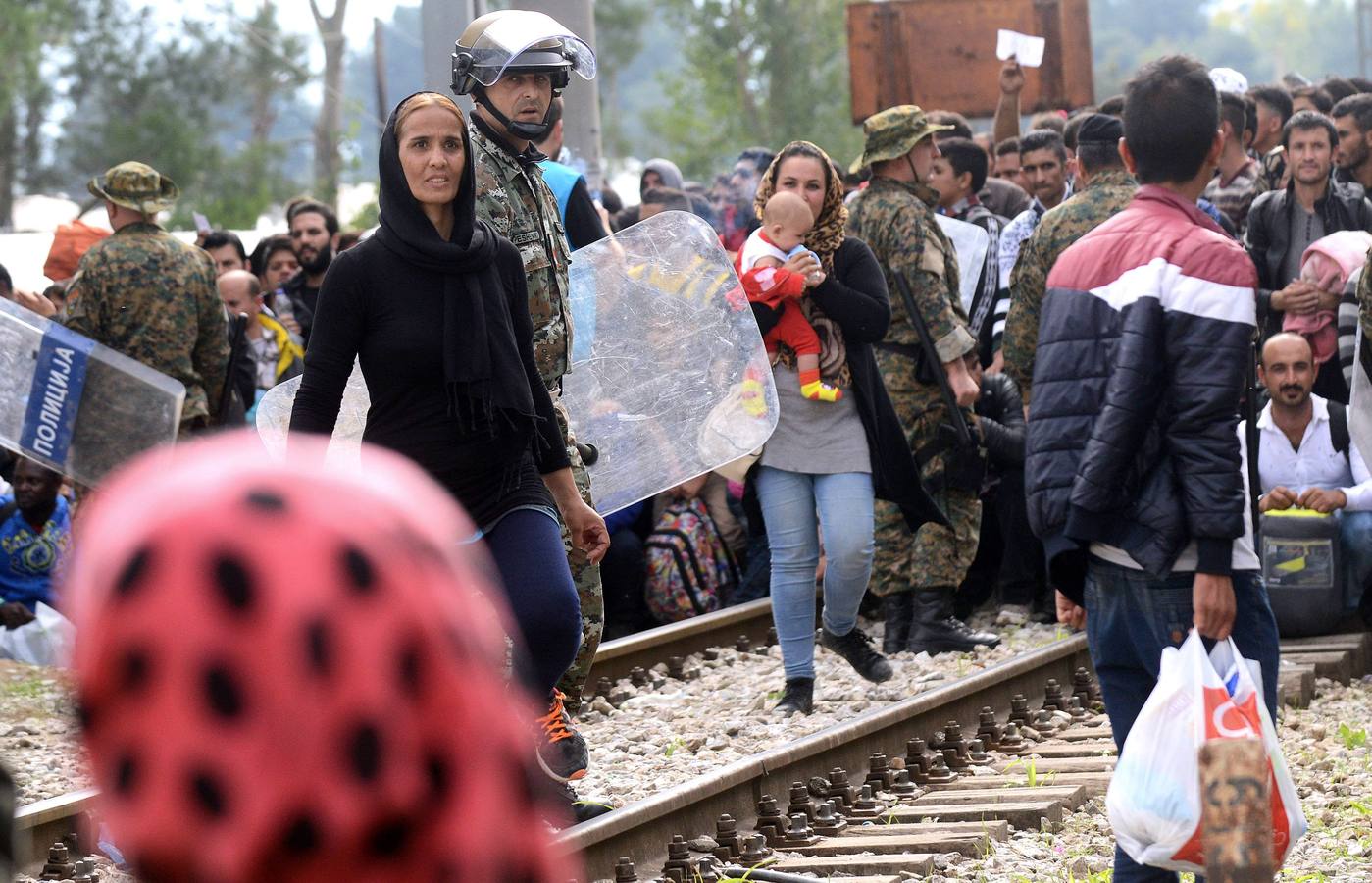 Refugiados caminan hacia la esperanza