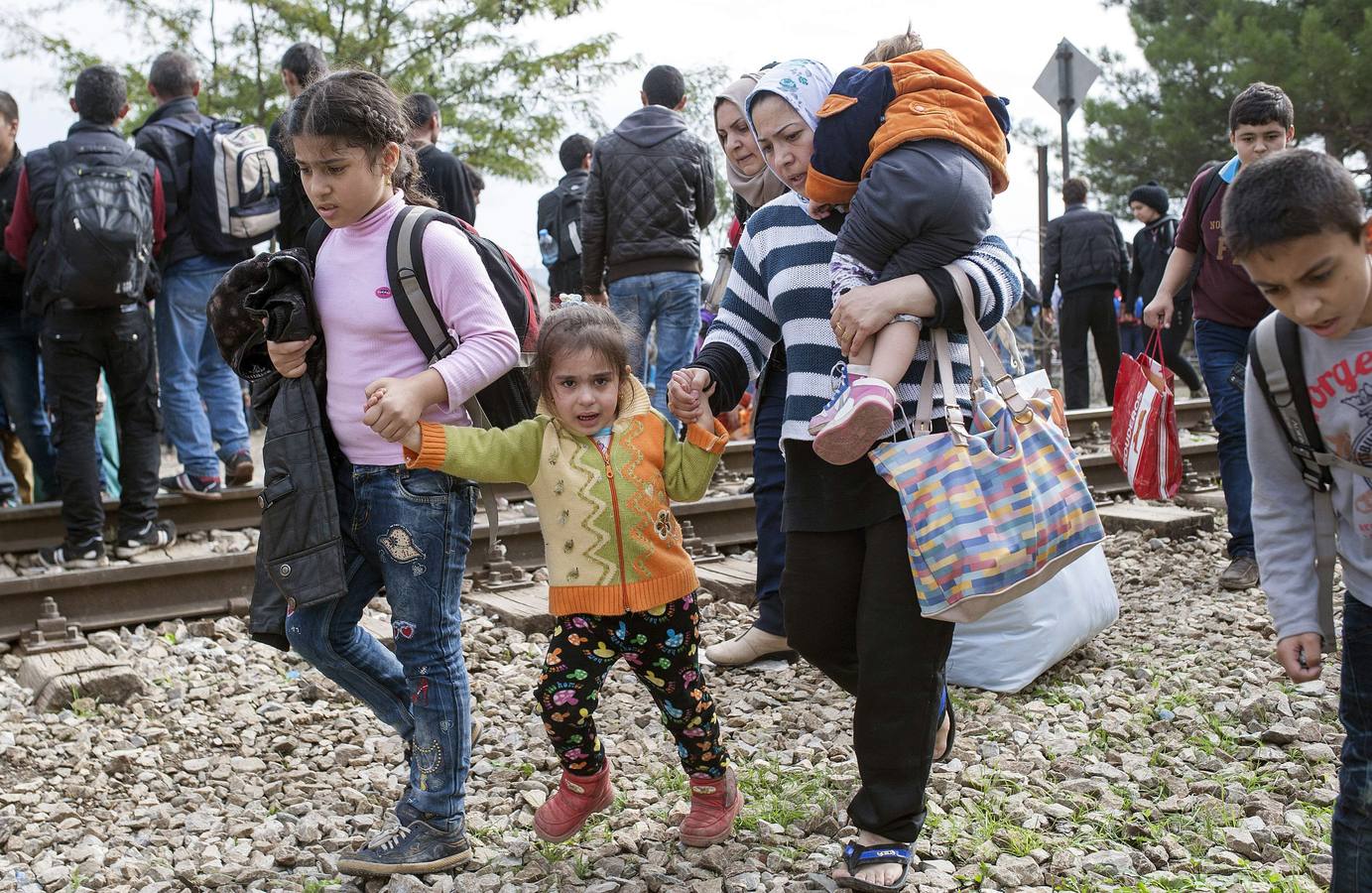 Refugiados caminan hacia la esperanza