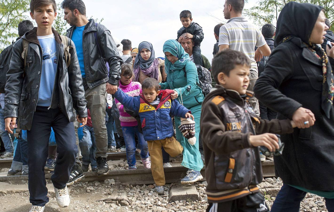 Refugiados caminan hacia la esperanza