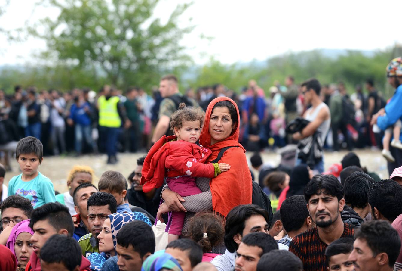 Refugiados caminan hacia la esperanza