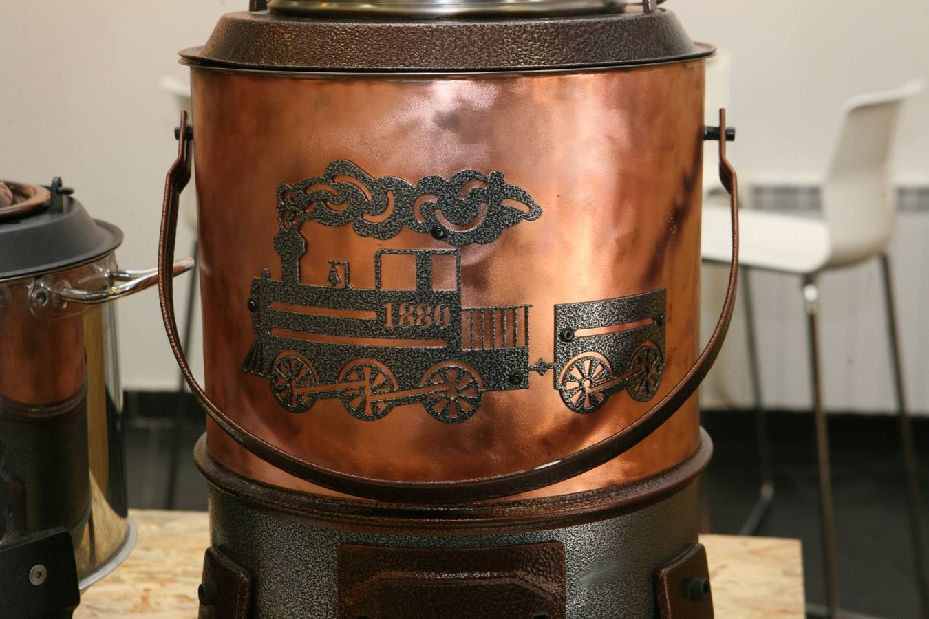 Motivo ferroviario en una 'putxera' artesanal expuesta en una muestra de la Asociación Bilbao Historiko.