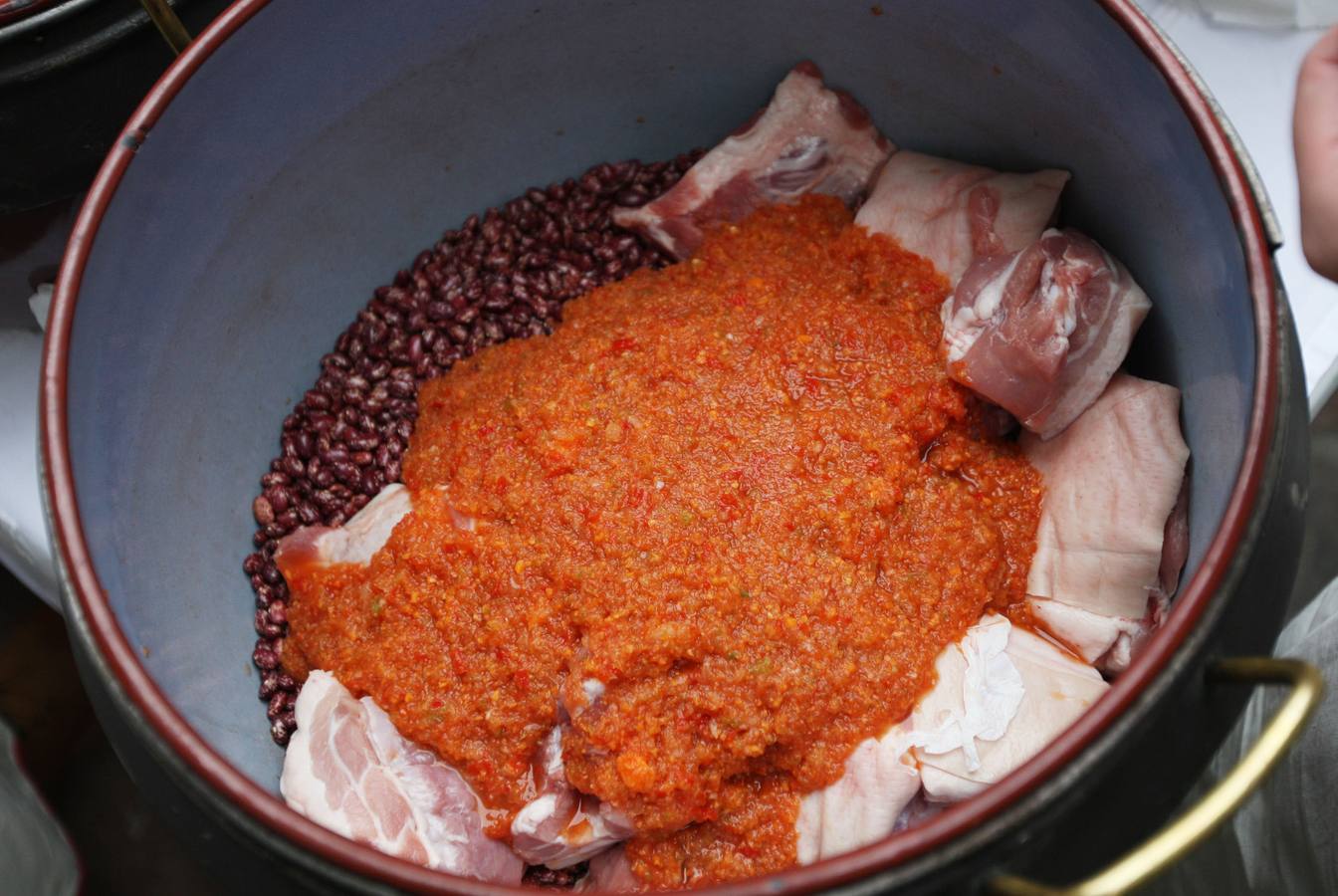 Las alubias constituyen la base del plato al que se añaden los correspondientes 'sacramentos'.