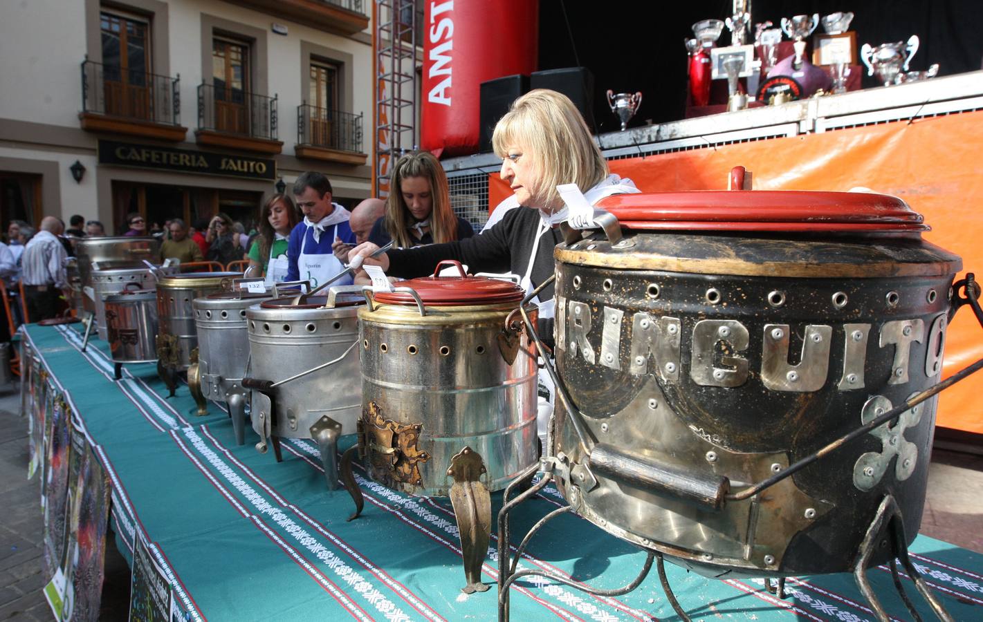Las 'putxeras' esperan el veredicto del jurado durante uno de los concursos de Balmaseda.