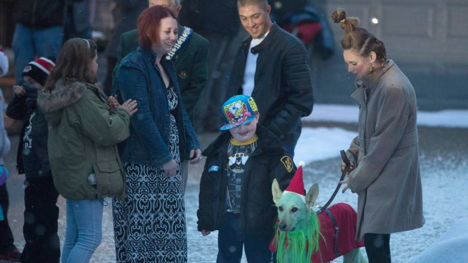 Un pueblo adelanta la Navidad para que pueda vivirla un niño enfermo terminal