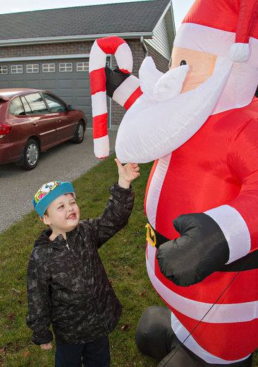 Un pueblo adelanta la Navidad para que pueda vivirla un niño enfermo terminal
