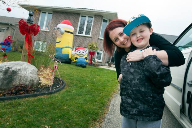 Un pueblo adelanta la Navidad para que pueda vivirla un niño enfermo terminal