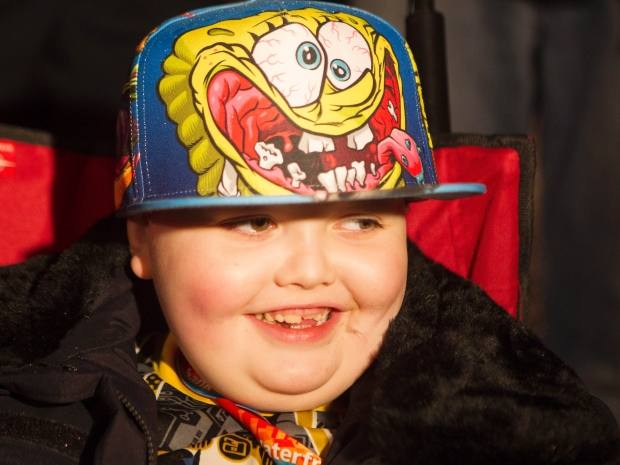 Un pueblo adelanta la Navidad para que pueda vivirla un niño enfermo terminal