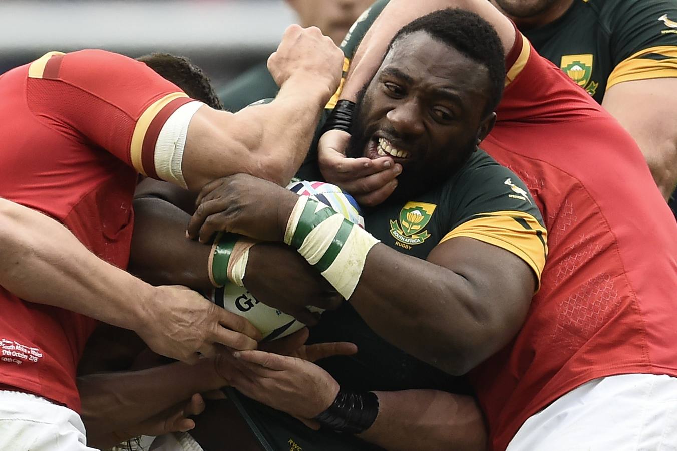 A Tendai Mtawarira no es nada fácil quitarle el balón, como comprueba el paquete galés.