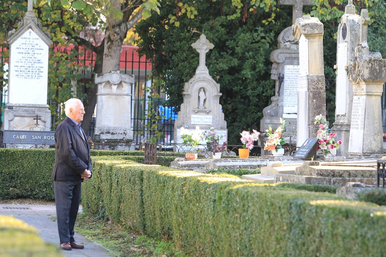 Los cementerios alaveses se llenan de flores y recuerdos