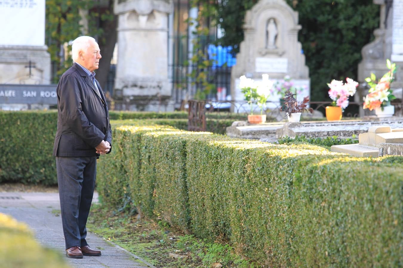 Los cementerios alaveses se llenan de flores y recuerdos