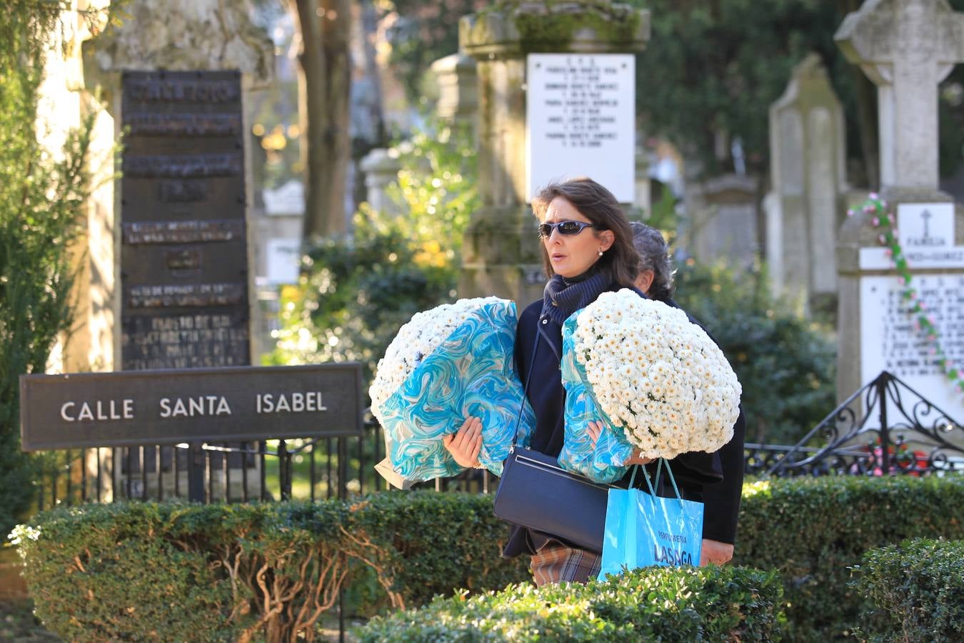 Los cementerios alaveses se llenan de flores y recuerdos