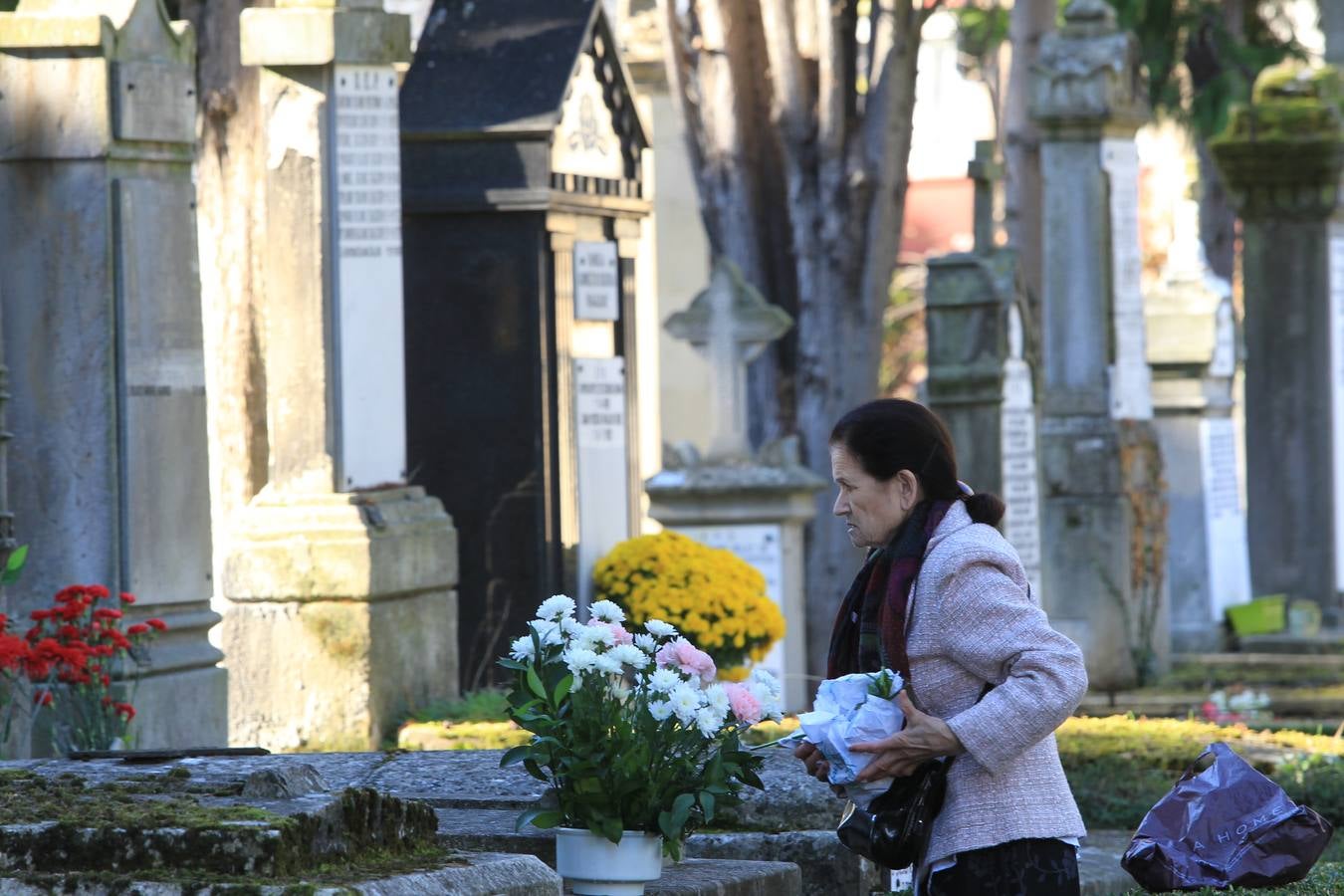 Los cementerios alaveses se llenan de flores y recuerdos