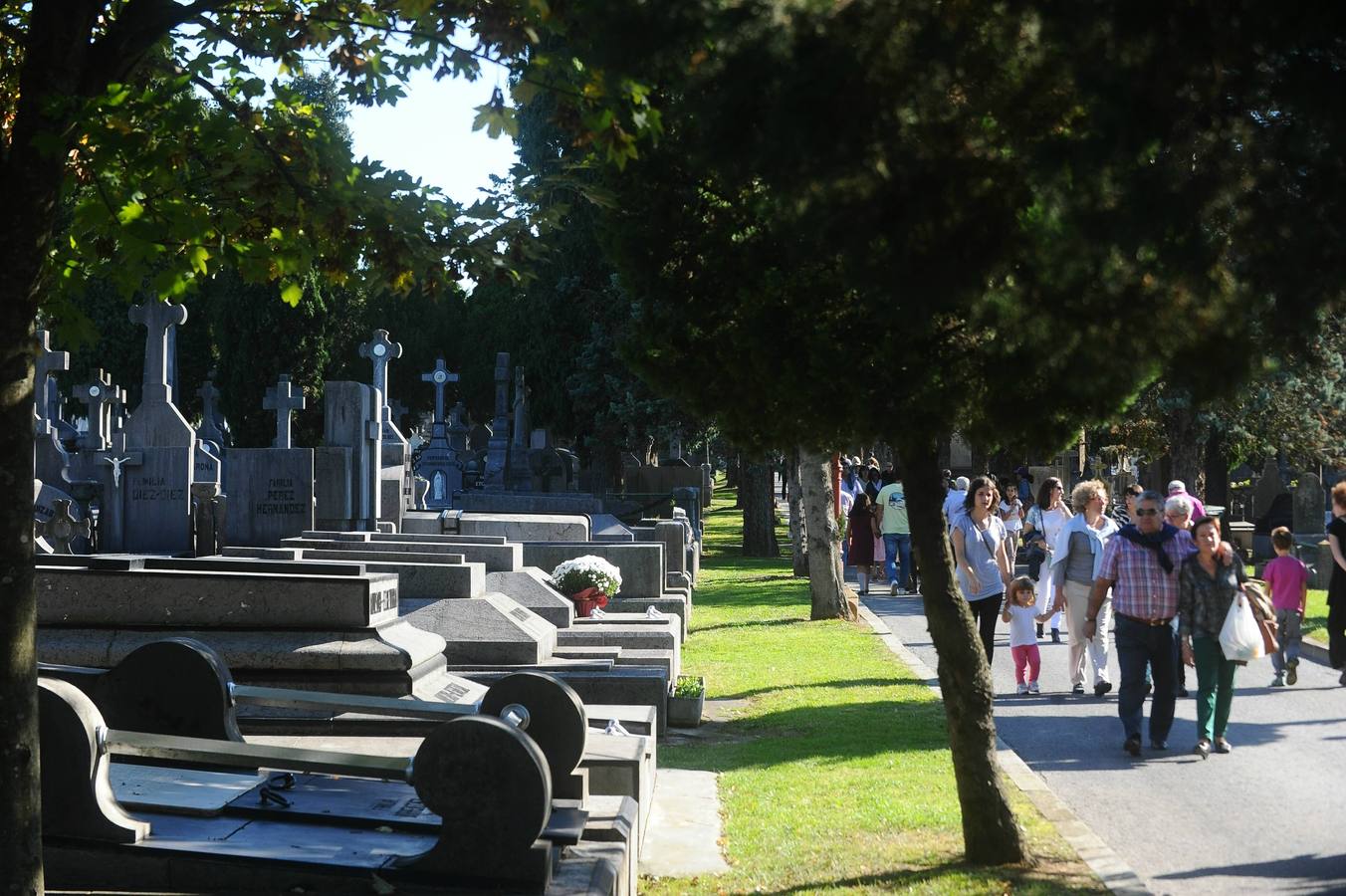 Día de Todos Los Santos en los cementerios vizcainos