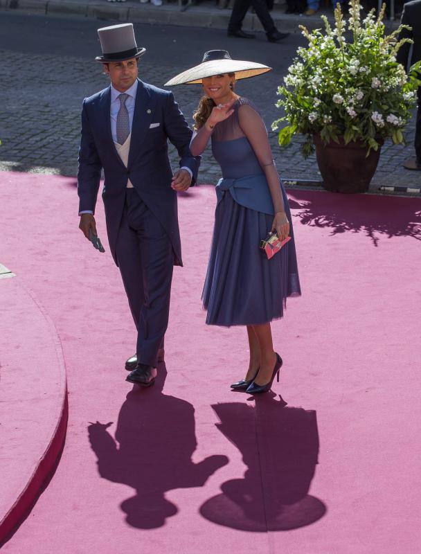 El matador de toros y hermano del novio Francisco Rivera y su esposa Lourdes Montes.