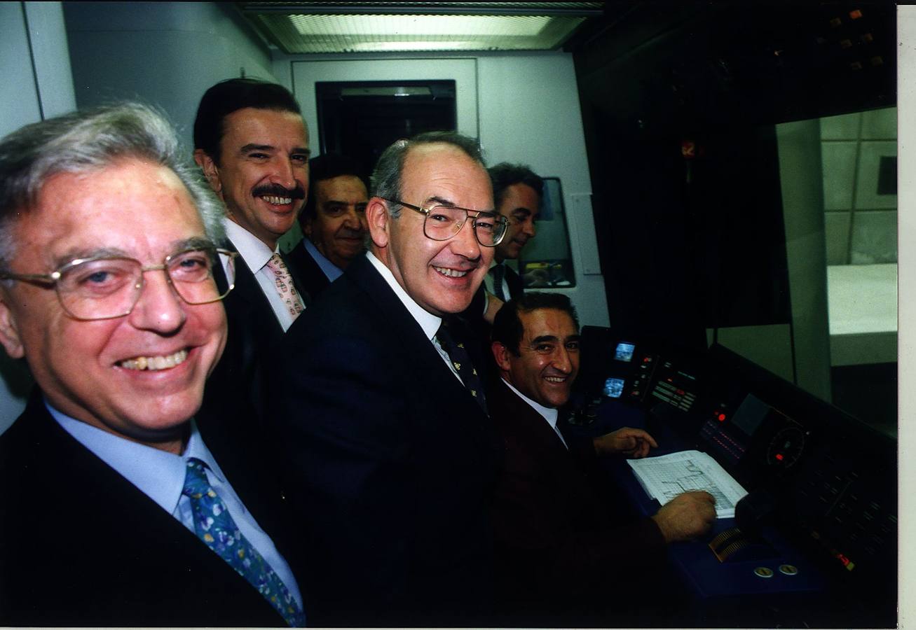 Josu Bergara (primer plano), José Antonio Ardanza y Josu Ortundo en cabina del metro