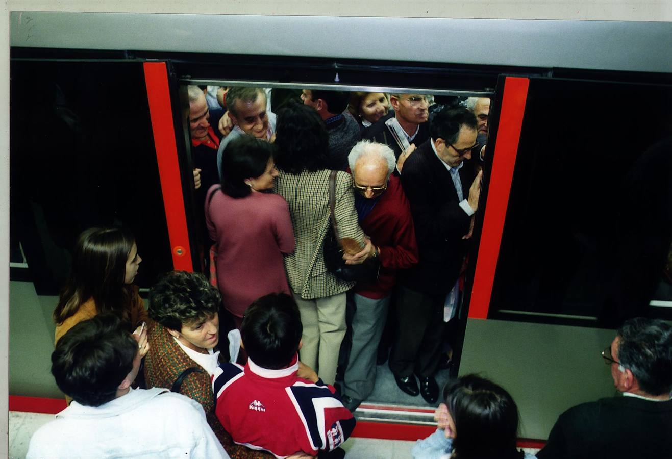 Todas las unidades del metro circulan abarrotadas de viajeros que no quieren perderse el acontecimiento.