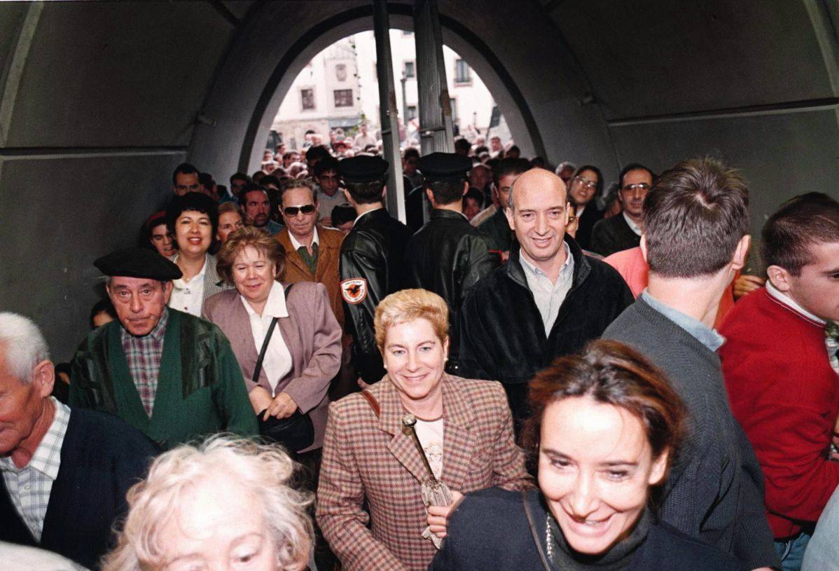 La entrada a la estación del Casco Viejo por el acceso a Unamuno casi se colapsa por ávidos usuarios.