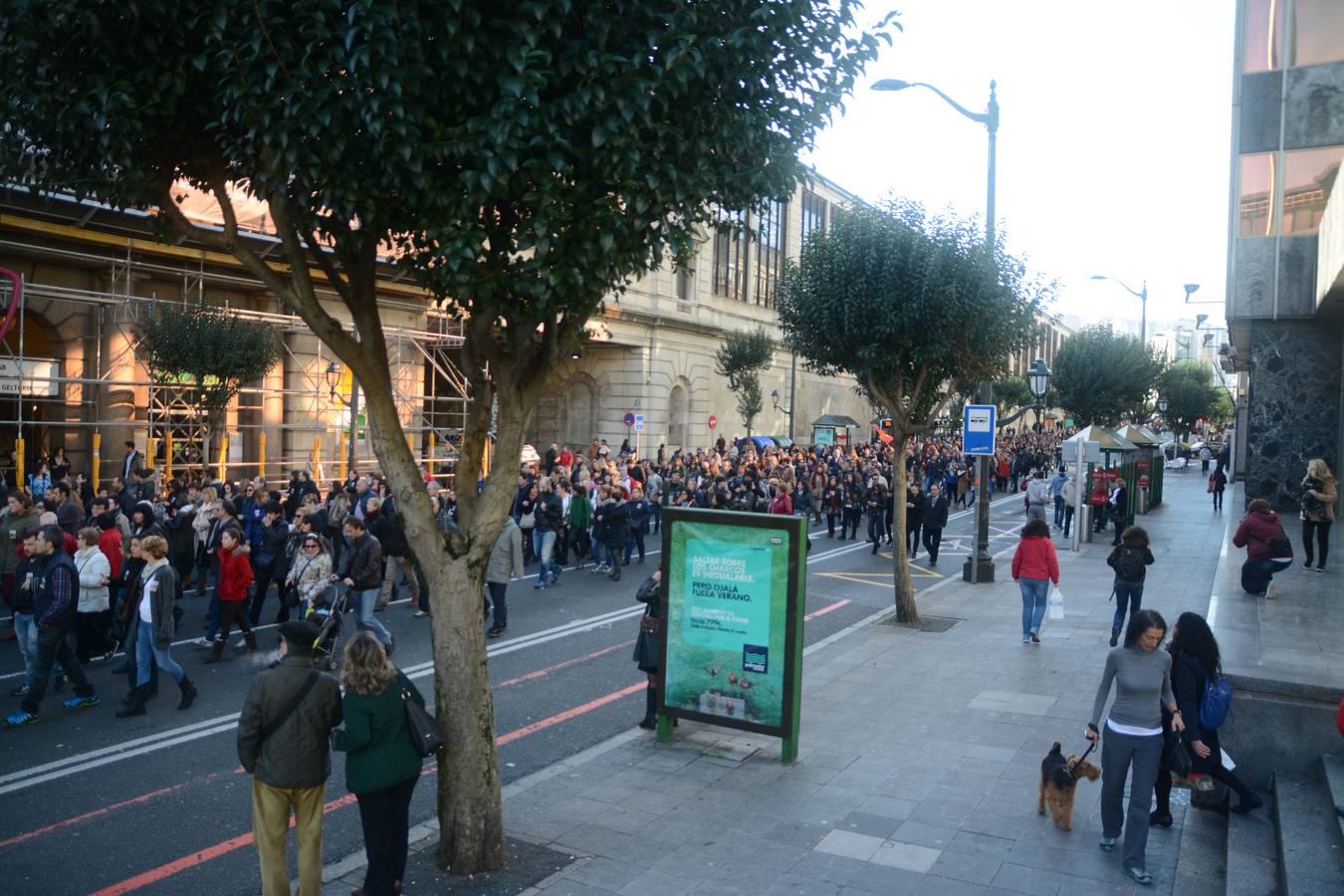 Miles de personas rechazan en Bilbao la apertura de comercios en festivos