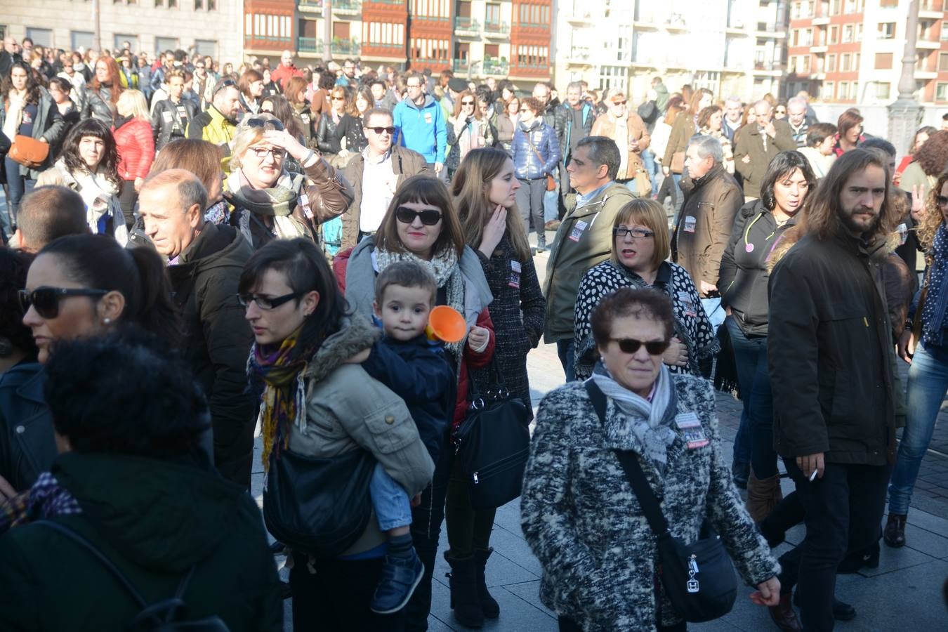 Miles de personas rechazan en Bilbao la apertura de comercios en festivos