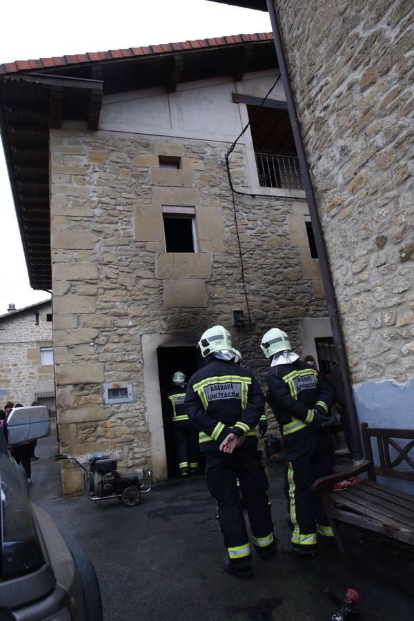 Fallece un hombre en un incendio en una casa en Tuesta