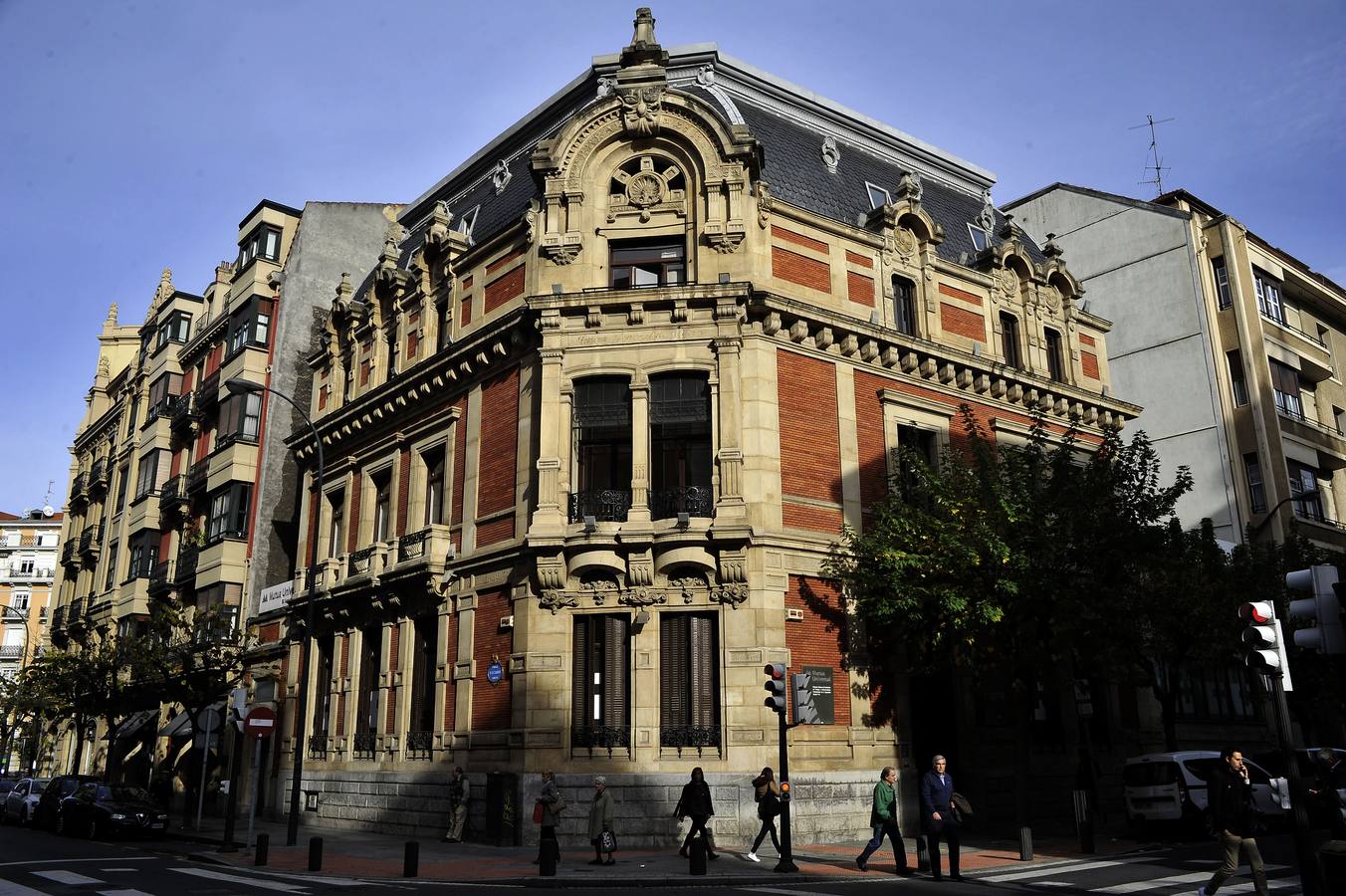 Edificio afrancesado. Esta mansión perteneció a Juan Luis Ybarra Arregui, y está situado en el cruce de Elcano con la calle Licenciado Poza