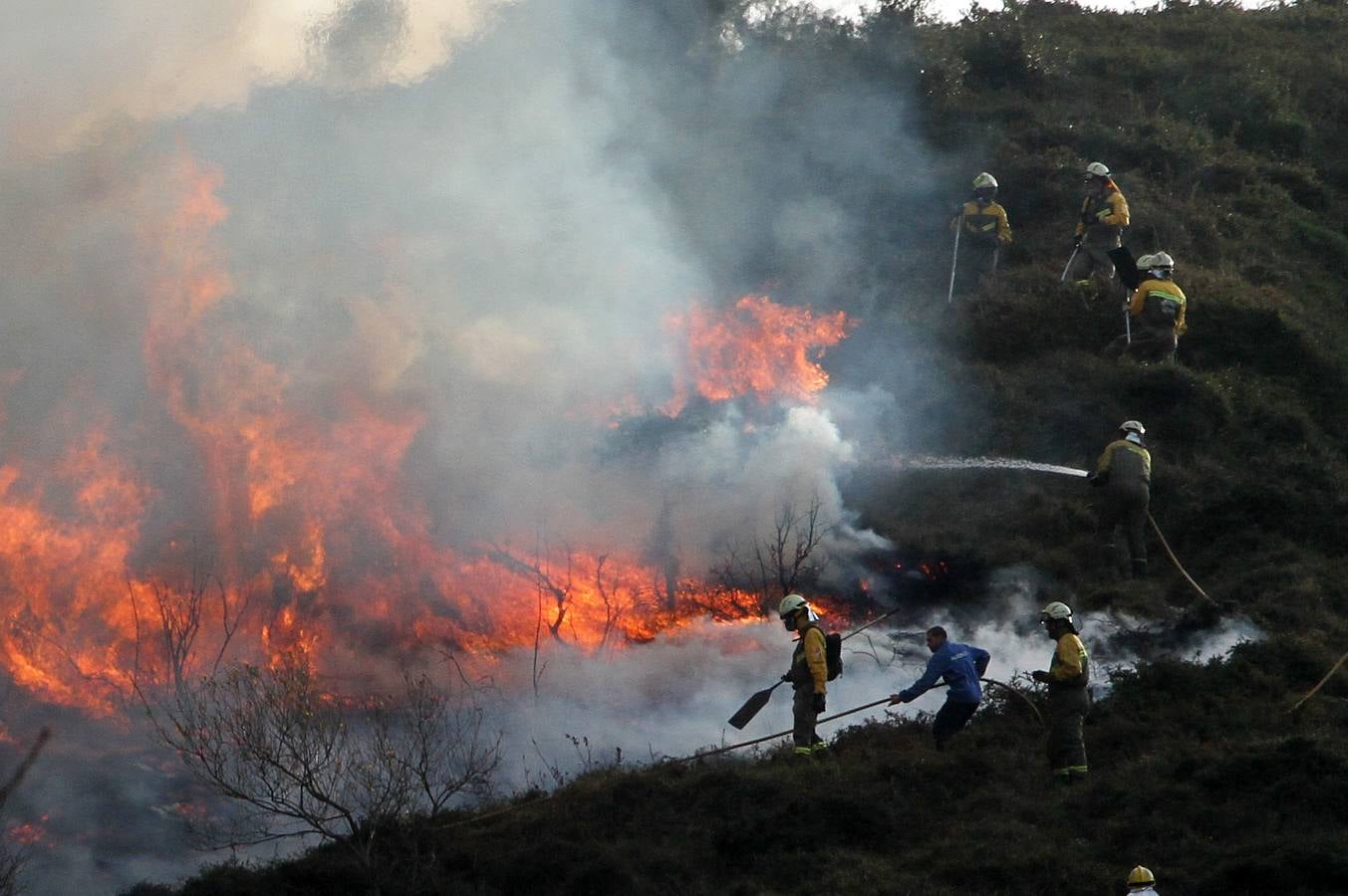 El incendio declarado en Berango, en imágenes