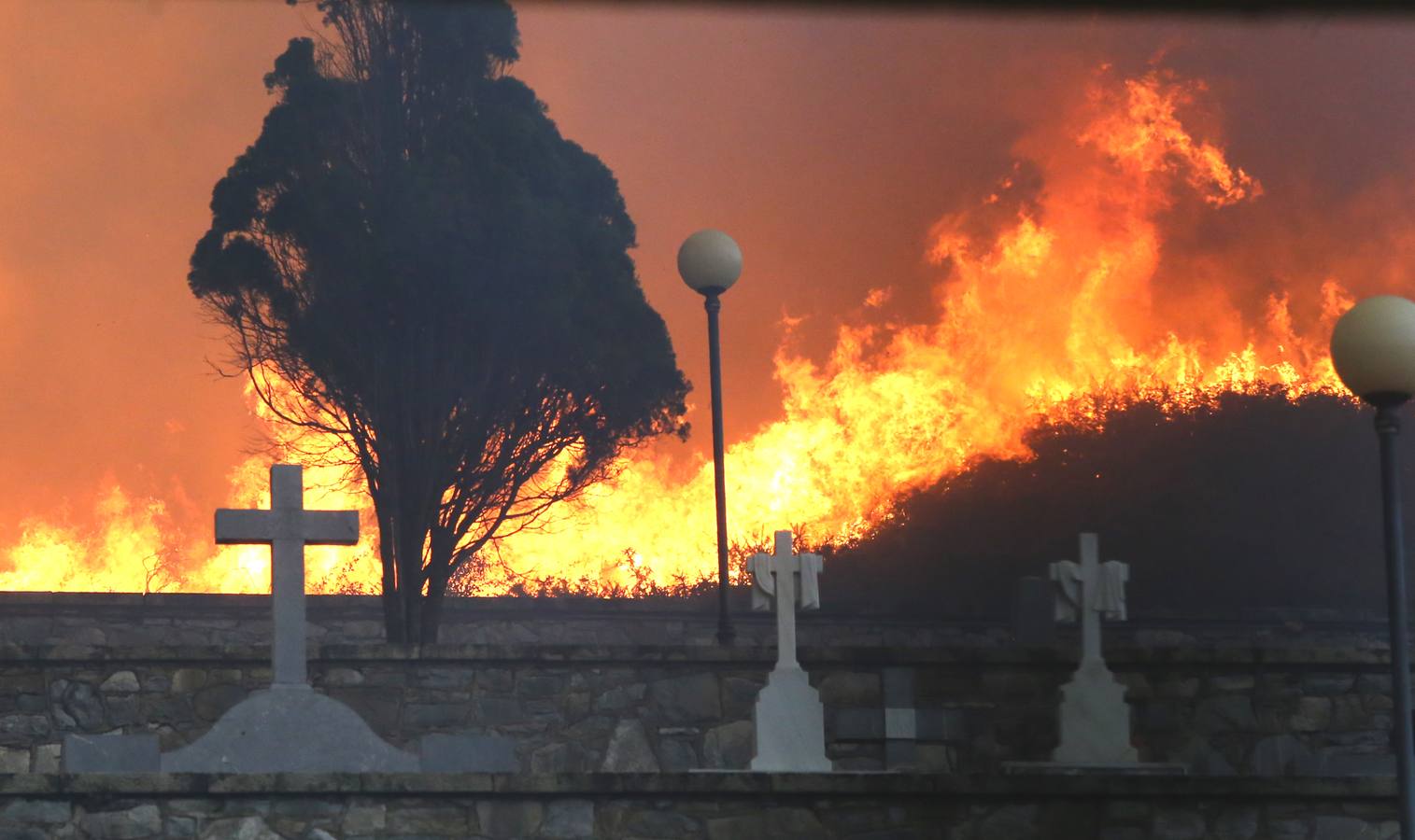 El incendio declarado en Berango, en imágenes