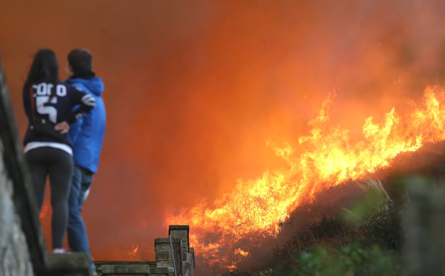 El incendio declarado en Berango, en imágenes