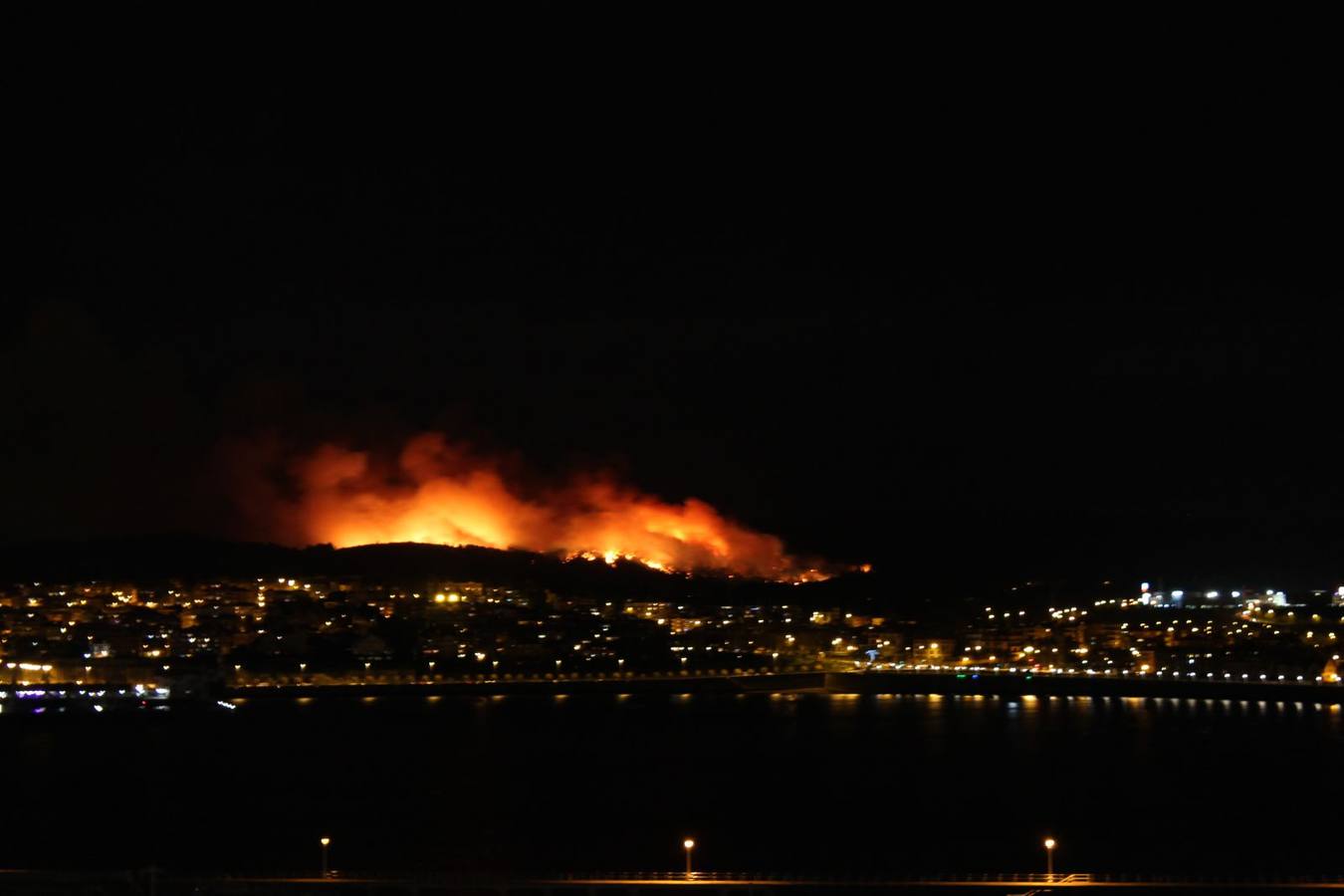 El incendio declarado en Berango, en imágenes