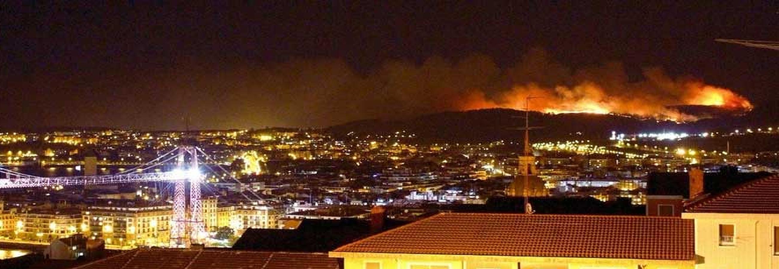 El incendio declarado en Berango, en imágenes