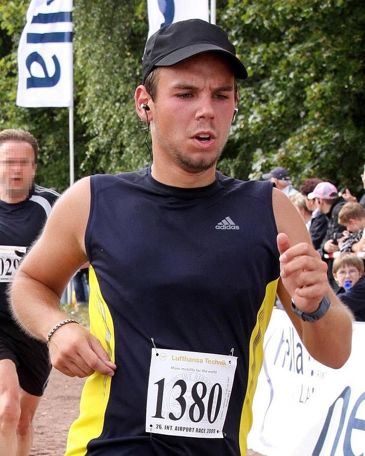 El suicida de Germanwings. Andreas Lubitz tenía 27 años el día que decidió quitarse la vida. El 24 de marzo, se encerró en la cabina del avión de Germanwings que pilotaba de Barcelona a Düsseldorf y lo estrelló en los Alpes franceses. Murieron todos los ocupantes, 150 víctimas, una tragedia que recordó al accidente de Spanair de 2008 en Barajas, que dejó 153 víctimas. Al parecer, Lubitz tenía problemas psicológicos, le había dejado su novia y había sido tratado de sus tendencias suicidas. No debía estar allí.