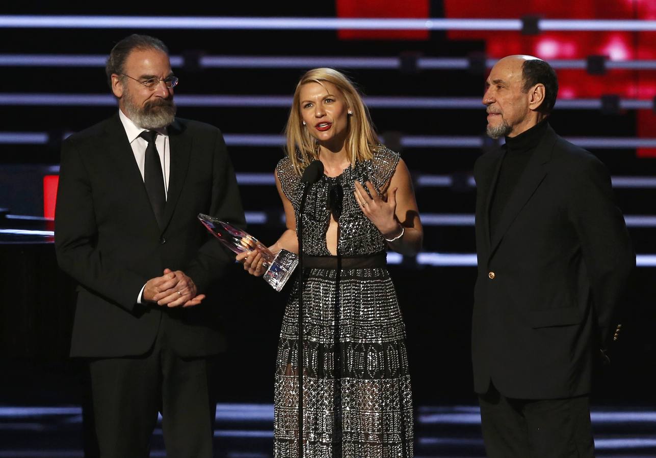 Componentes del reparto de 'Homeland' recogen el premio a la serie favorita en un canal por cable.