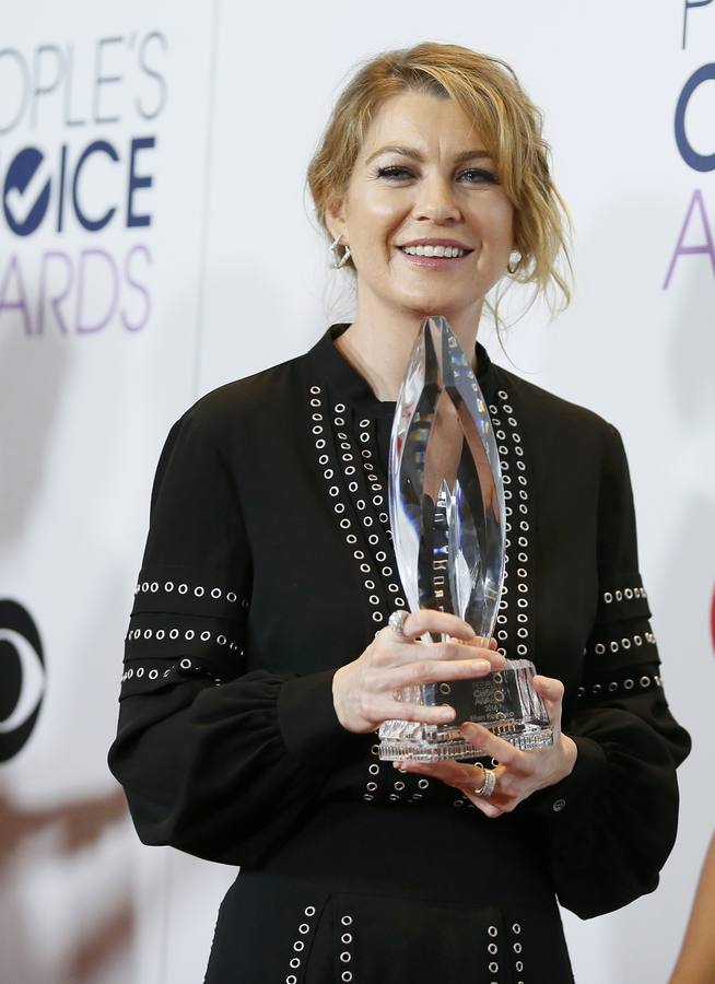 Ellen Pompeo posa con el premio a la actriz favorita en serie dramática.