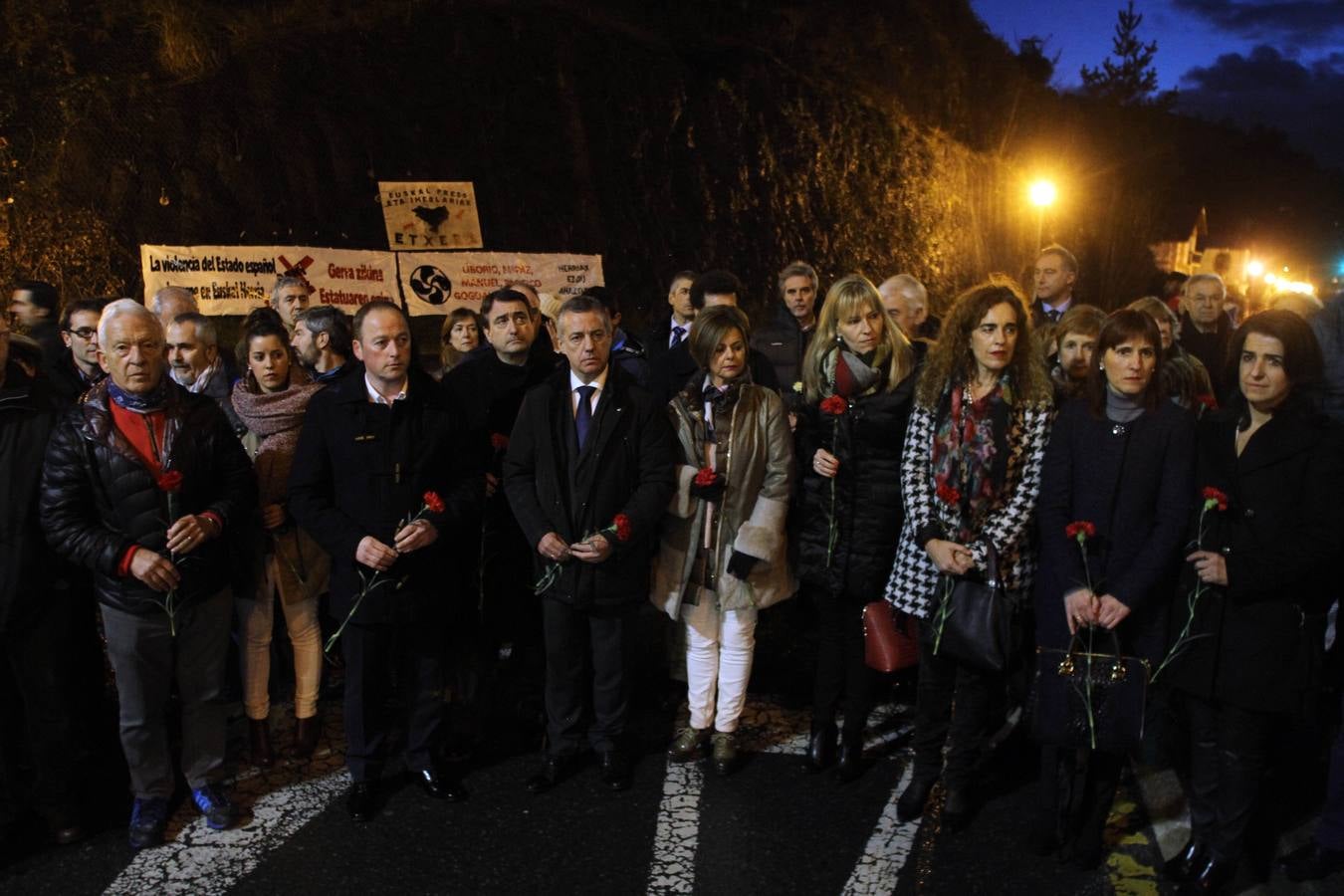 Urkullu participa en la ofrenda floral en Alonsotegi por las víctimas del Bar Aldana