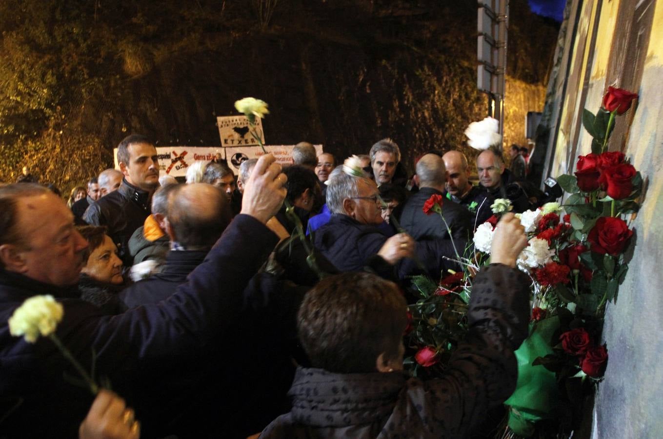 Urkullu participa en la ofrenda floral en Alonsotegi por las víctimas del Bar Aldana