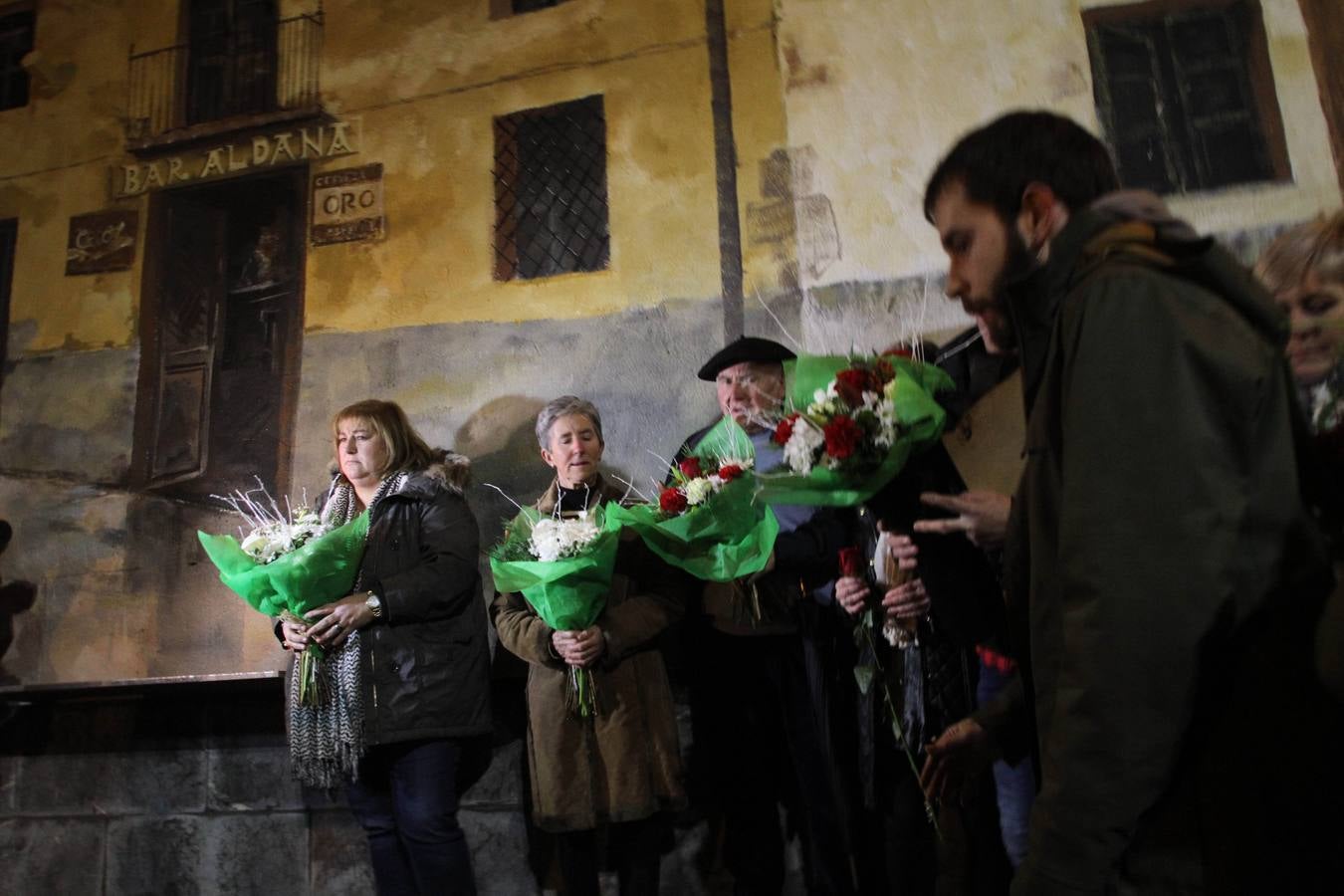 Urkullu participa en la ofrenda floral en Alonsotegi por las víctimas del Bar Aldana