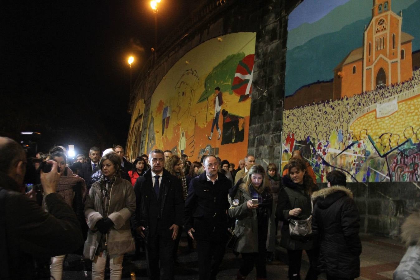 Urkullu participa en la ofrenda floral en Alonsotegi por las víctimas del Bar Aldana