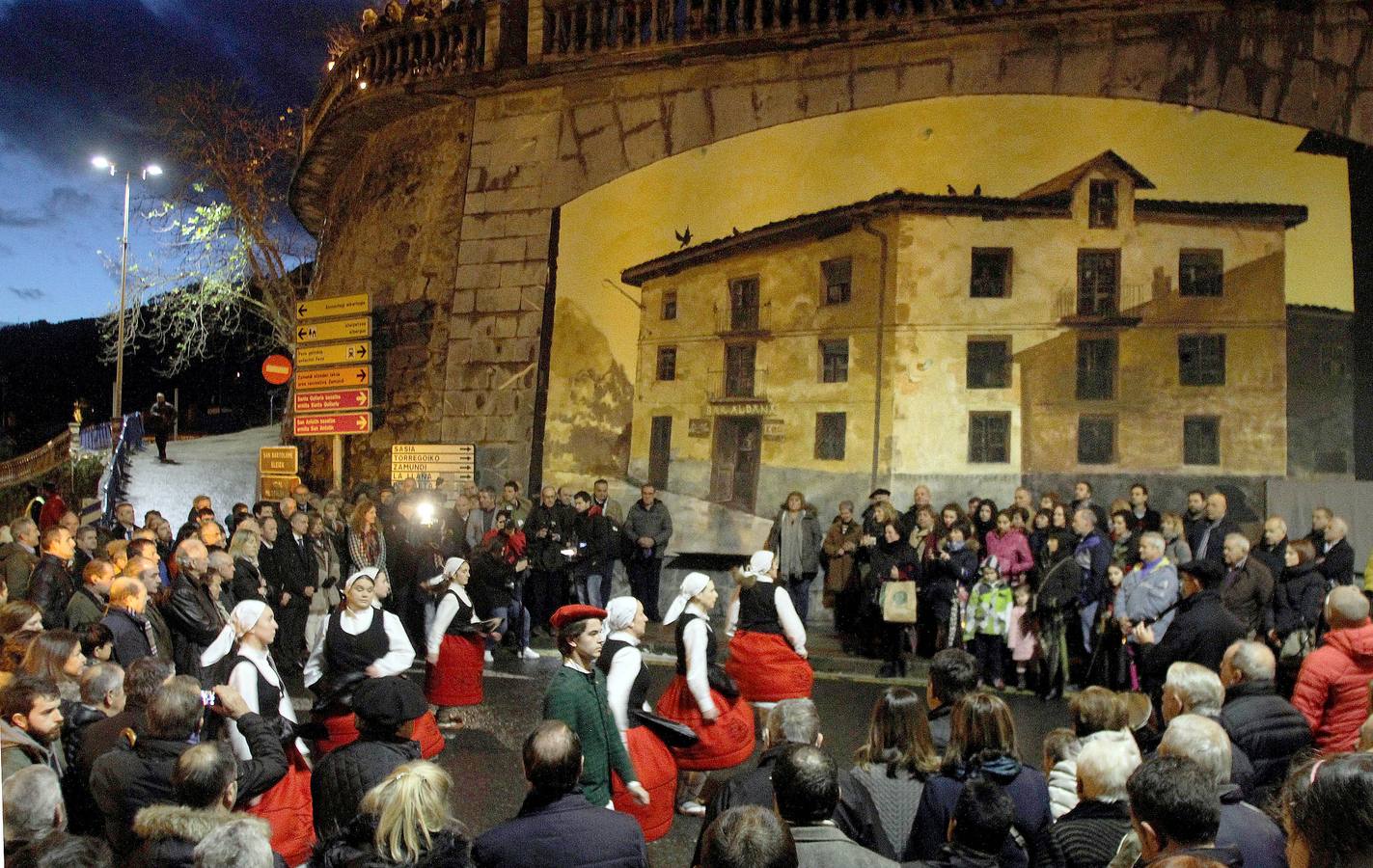 Urkullu participa en la ofrenda floral en Alonsotegi por las víctimas del Bar Aldana