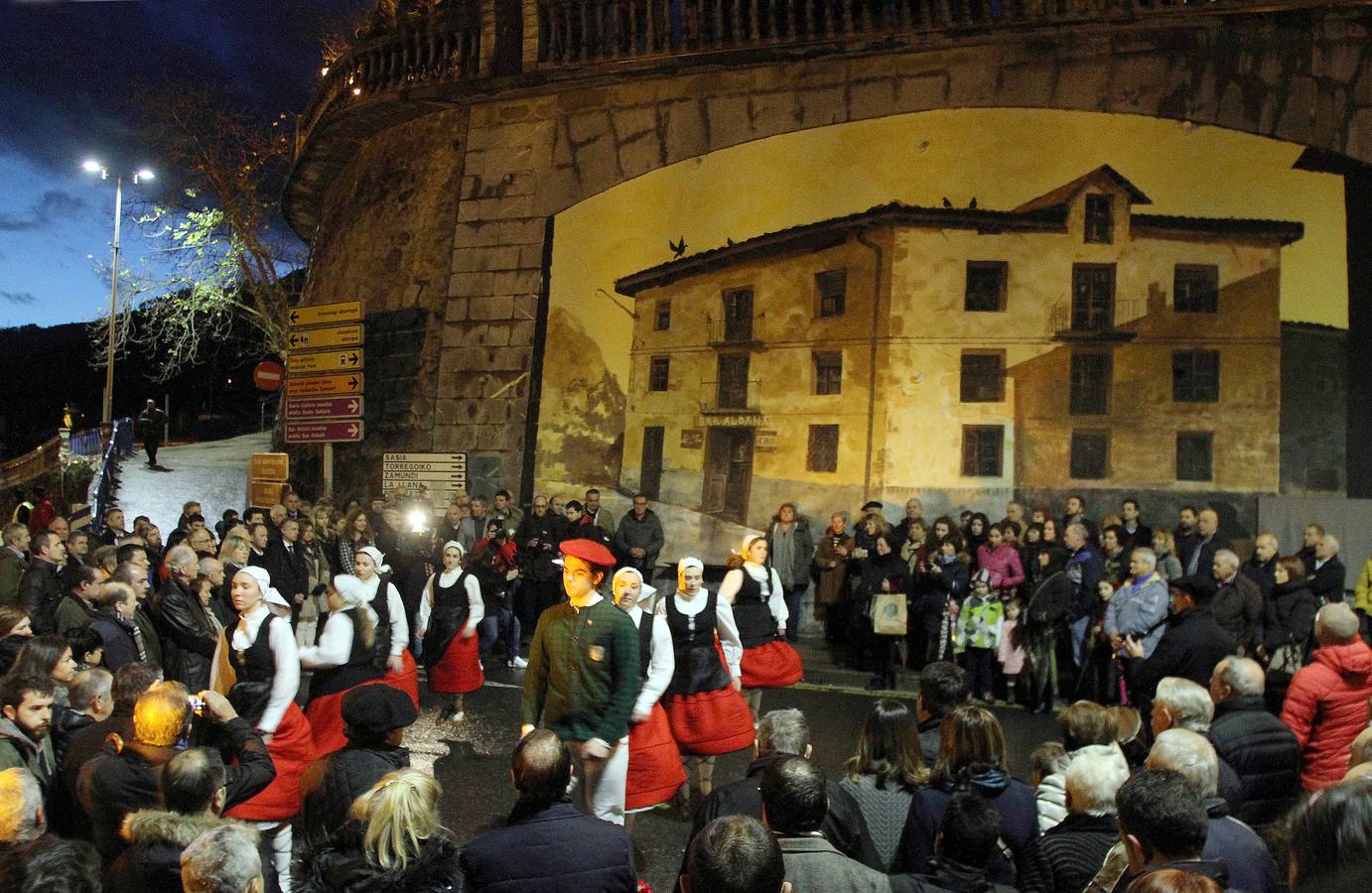 Urkullu participa en la ofrenda floral en Alonsotegi por las víctimas del Bar Aldana