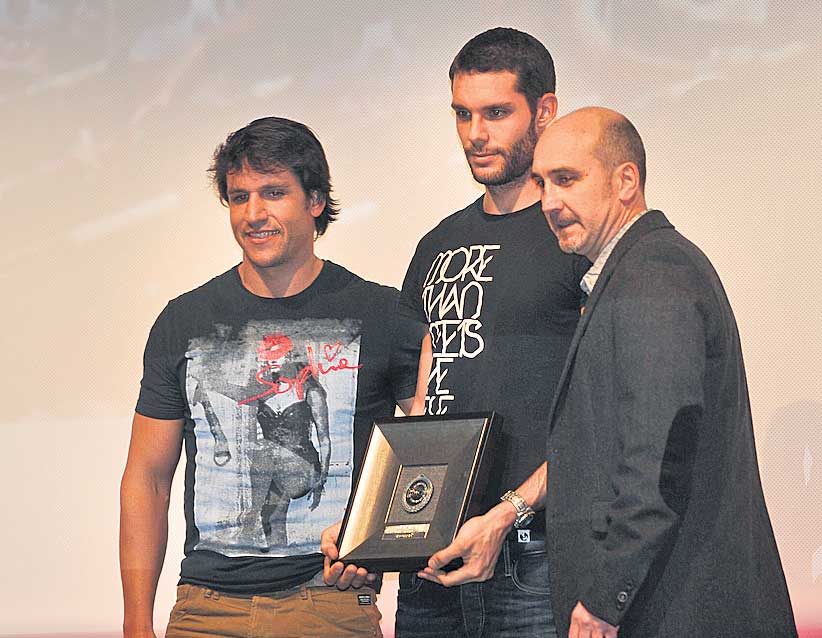 Eneko Van Horenbeke y Alain Colunga, con la placa en sus manos, junto al delegado de Costa, Julen Ensunza.