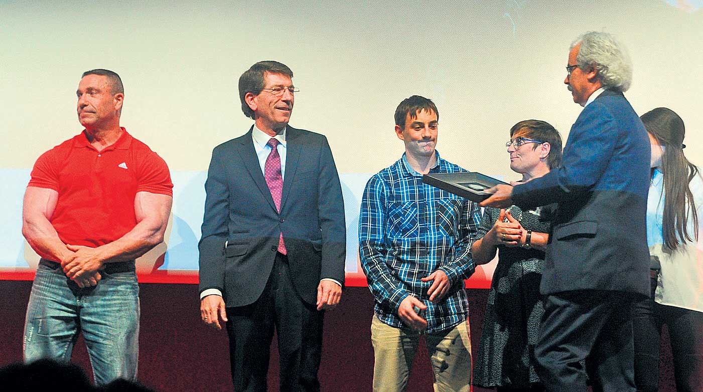 El subdirector de este periódico Pedro Ontoso, con los familiares de José María Ortiz de Mendibil y ‘Txiki’ Burgos.