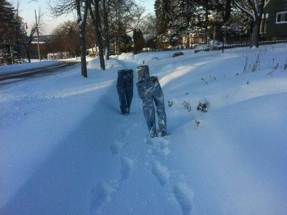 La última moda: congelar pantalones en plena calle