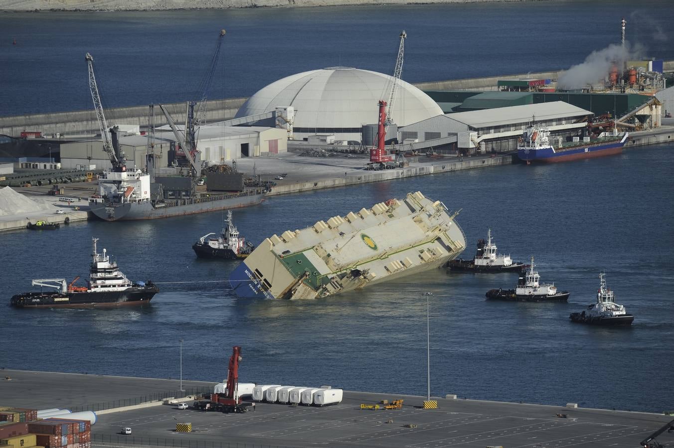 El &#039;Modern Express&#039;, a la espera de ser trasladado a otro muelle