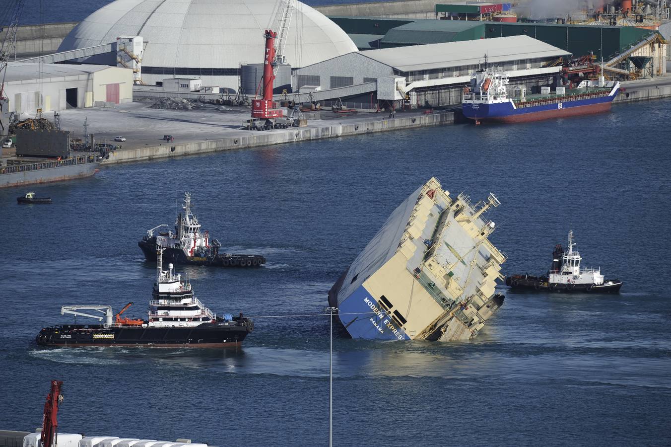 El &#039;Modern Express&#039;, a la espera de ser trasladado a otro muelle