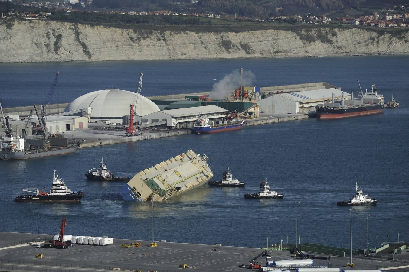 El &#039;Modern Express&#039;, a la espera de ser trasladado a otro muelle